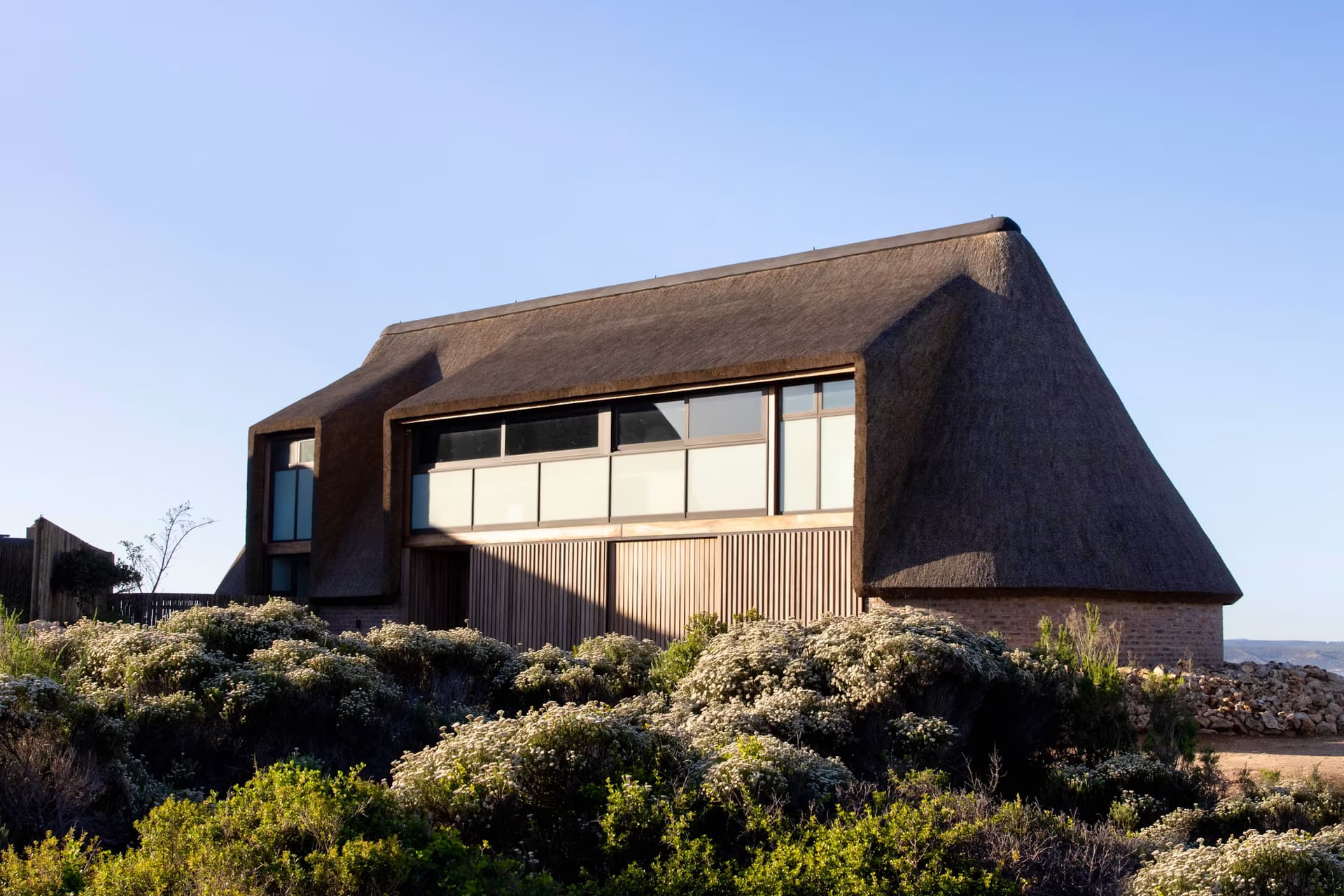 Casa Caro's contemporary thatched architecture set among Bosbokduin fynbos